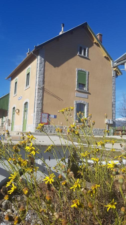 Loft Mansarde Du Train Jaune Avec Vue Sur Les Montagnes Saillagouse Exterior foto