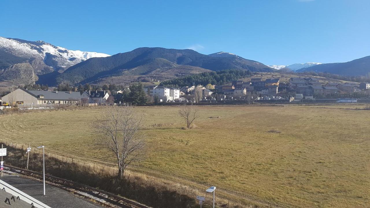 Loft Mansarde Du Train Jaune Avec Vue Sur Les Montagnes Saillagouse Exterior foto